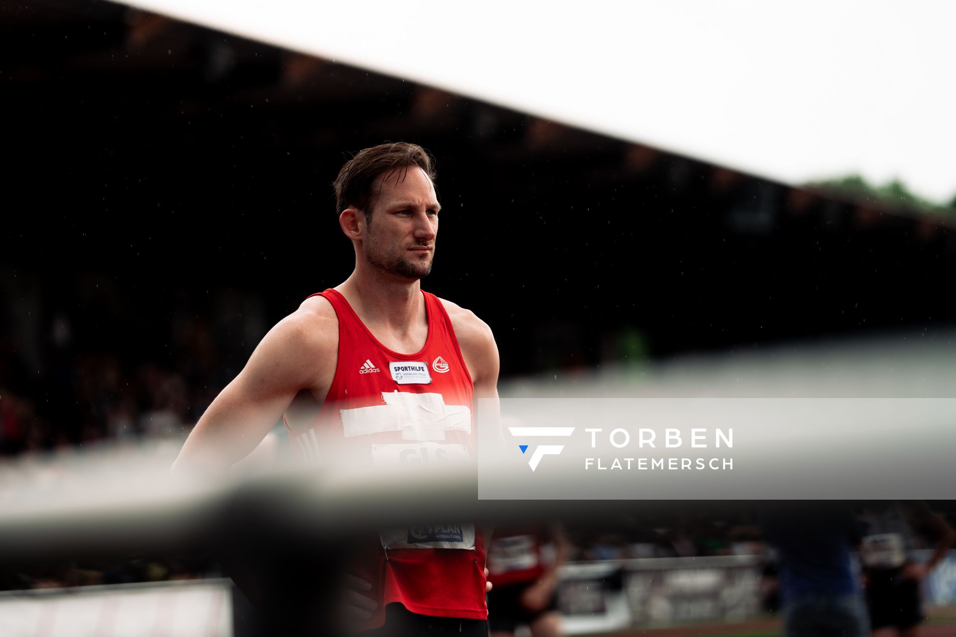 Kai Kazmirek (LG Rhein-Wied) vor dem 400m Start am 07.05.2022 beim Stadtwerke Ratingen Mehrkampf-Meeting 2022 in Ratingen